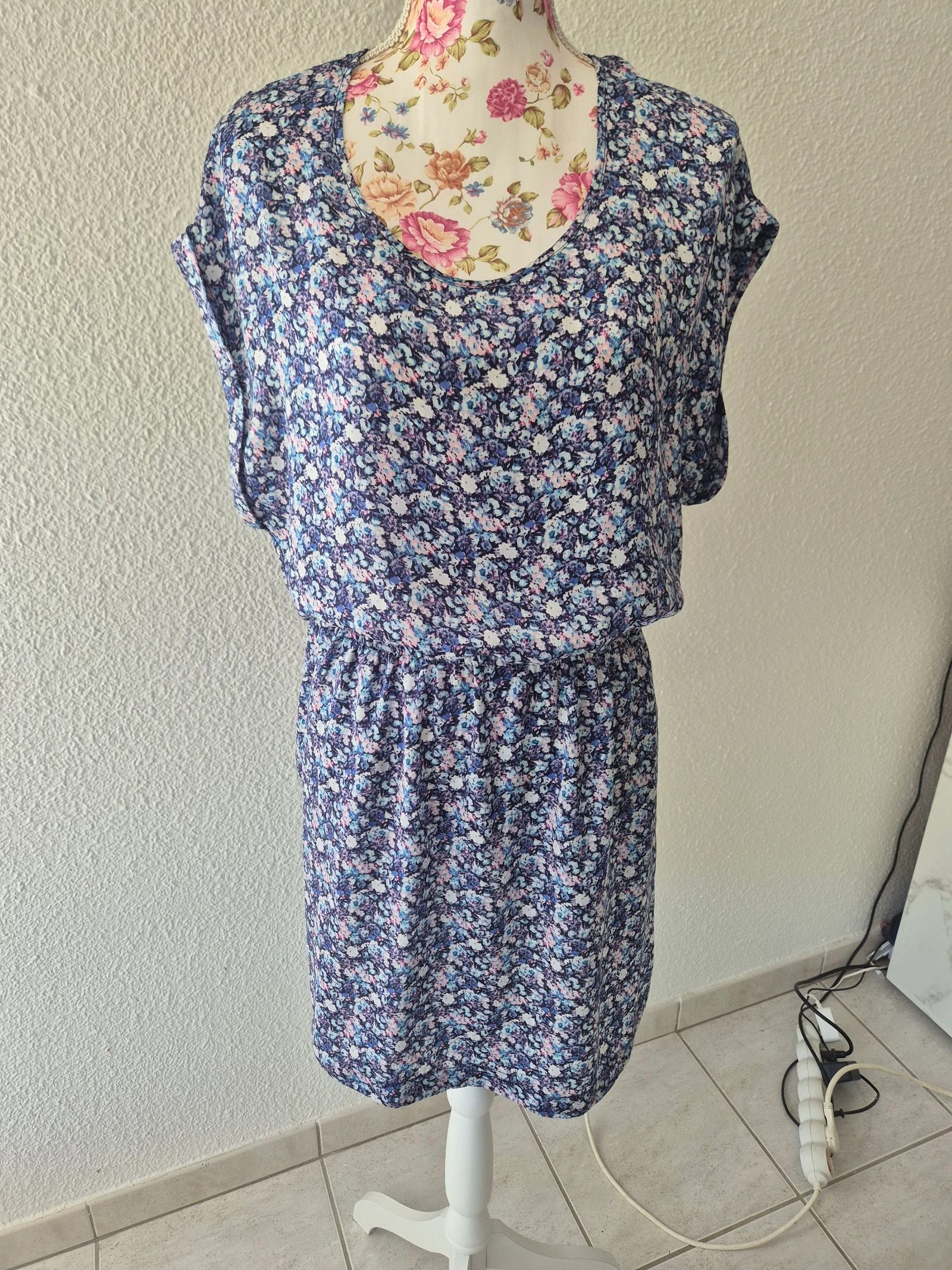 Robe Mango Basic fleurie bleu violet taille M robe fluide manches courtes printemps été